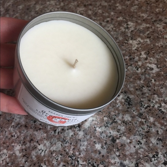 NEW Trader Joe’s Grapefruit Scented Candle 5.7 oz - Picture 4 of 5
